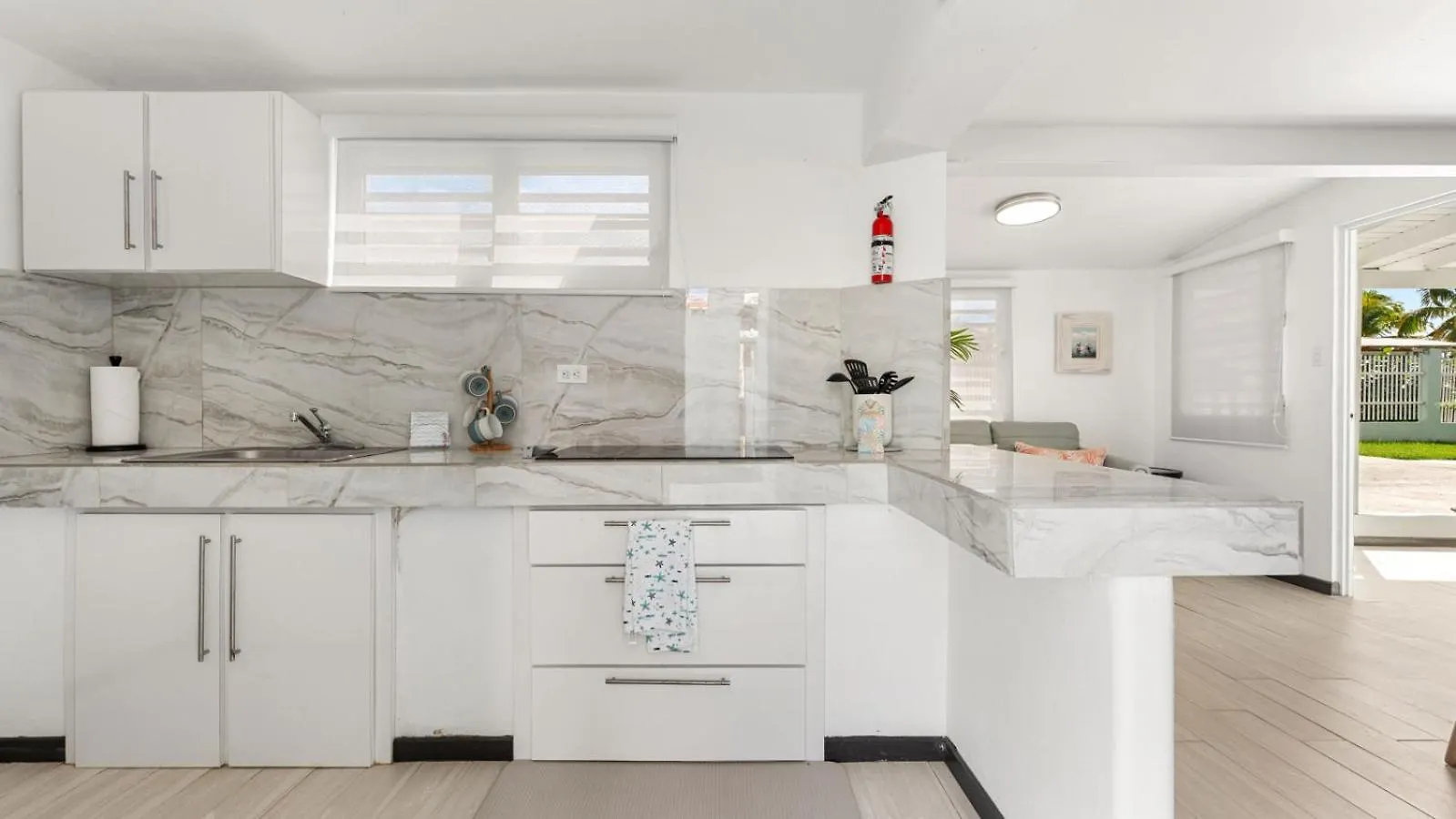 Danielas Beachfront Apartment 린콘